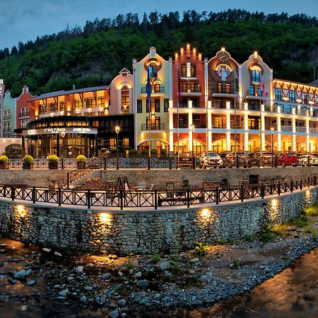 Crowne Plaza - Borjomi By Ihg Hotel Luaran gambar The complex at night