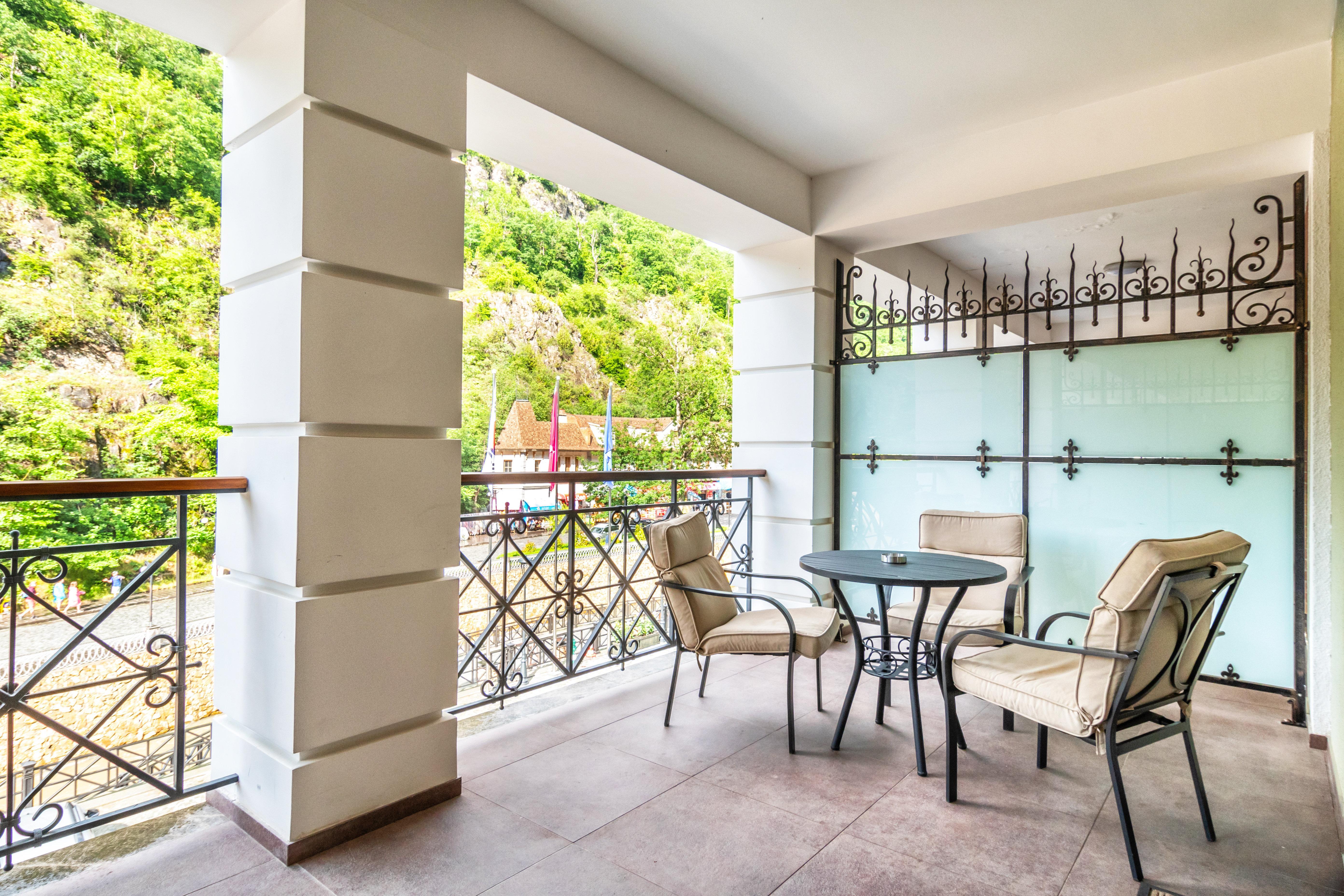 Crowne Plaza - Borjomi By Ihg Hotel Luaran gambar A balcony