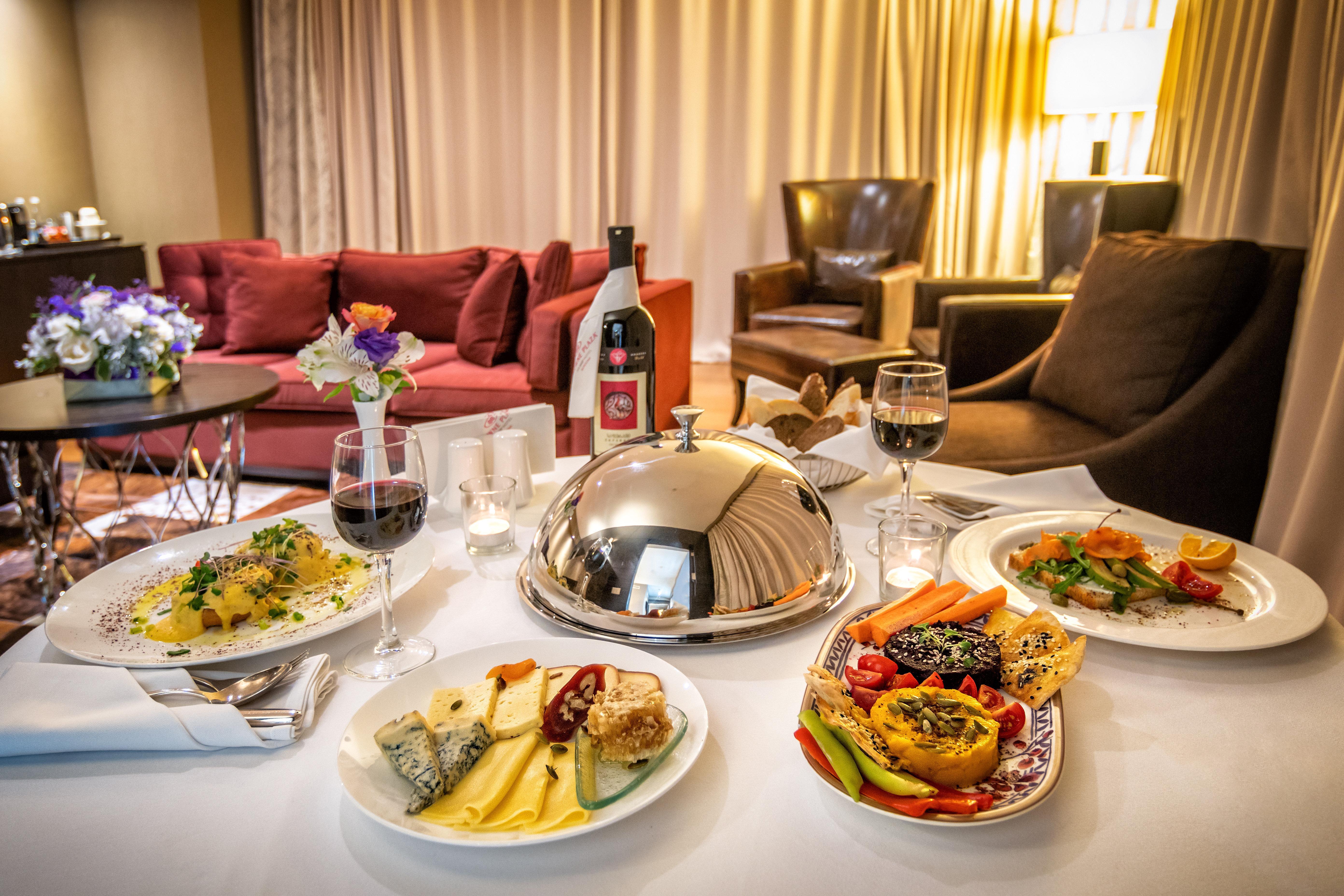 Crowne Plaza - Borjomi By Ihg Hotel Luaran gambar In-room dining at the Mandarin Oriental, Munich