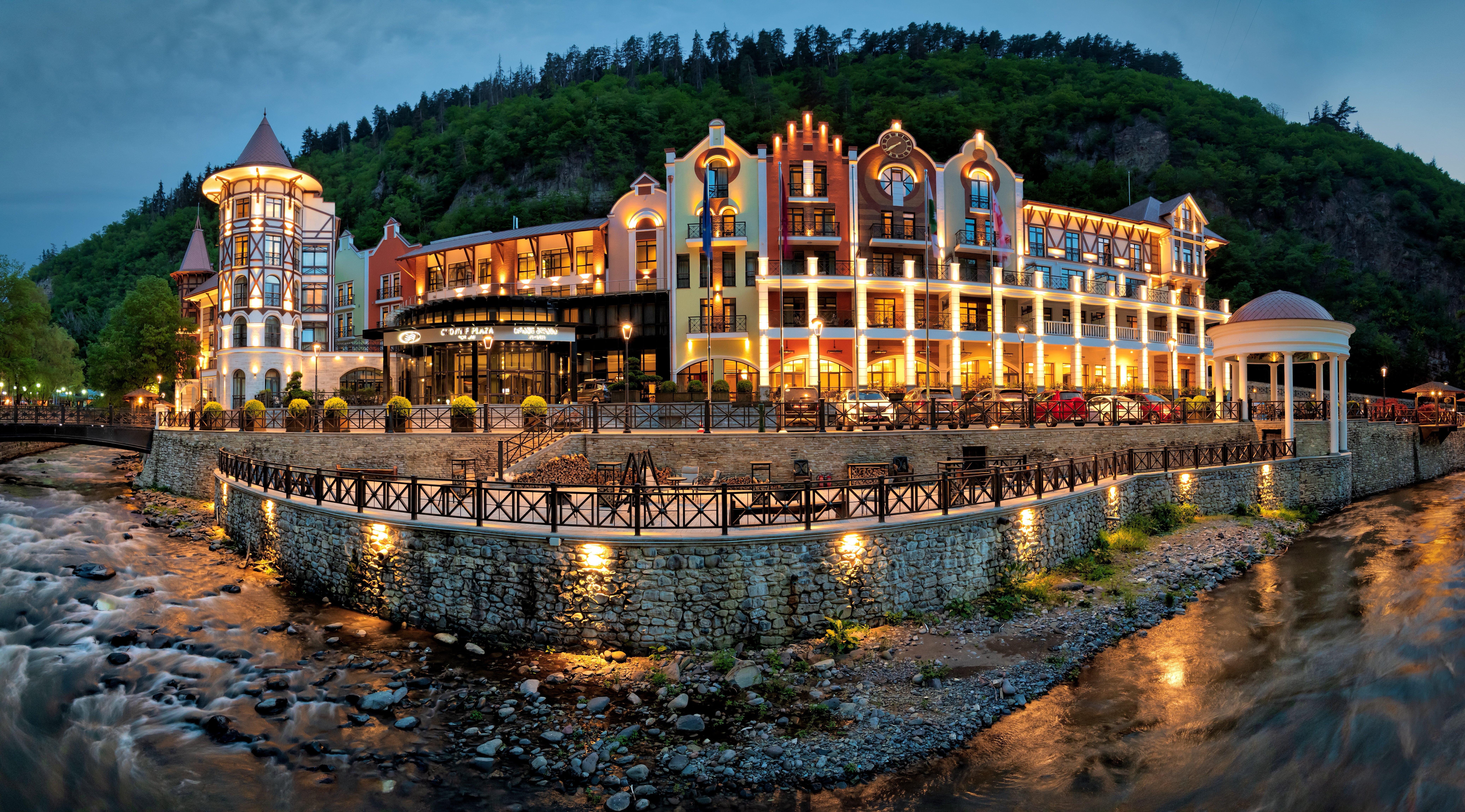 Crowne Plaza - Borjomi By Ihg Hotel Luaran gambar The complex at night