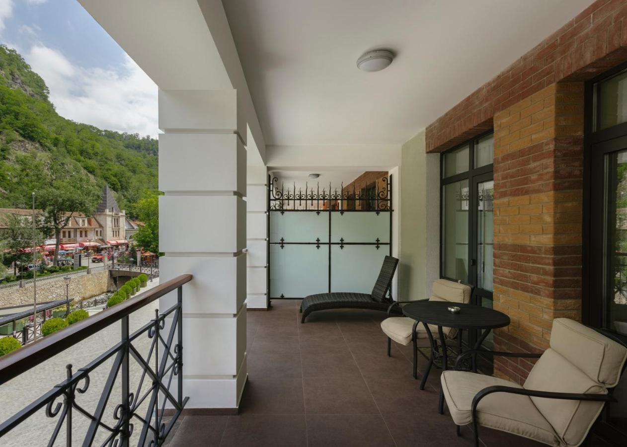 Crowne Plaza - Borjomi By Ihg Hotel Luaran gambar A balcony
