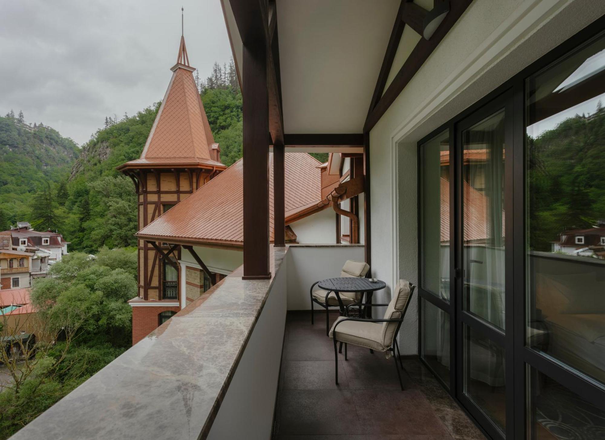 Crowne Plaza - Borjomi By Ihg Hotel Luaran gambar A balcony
